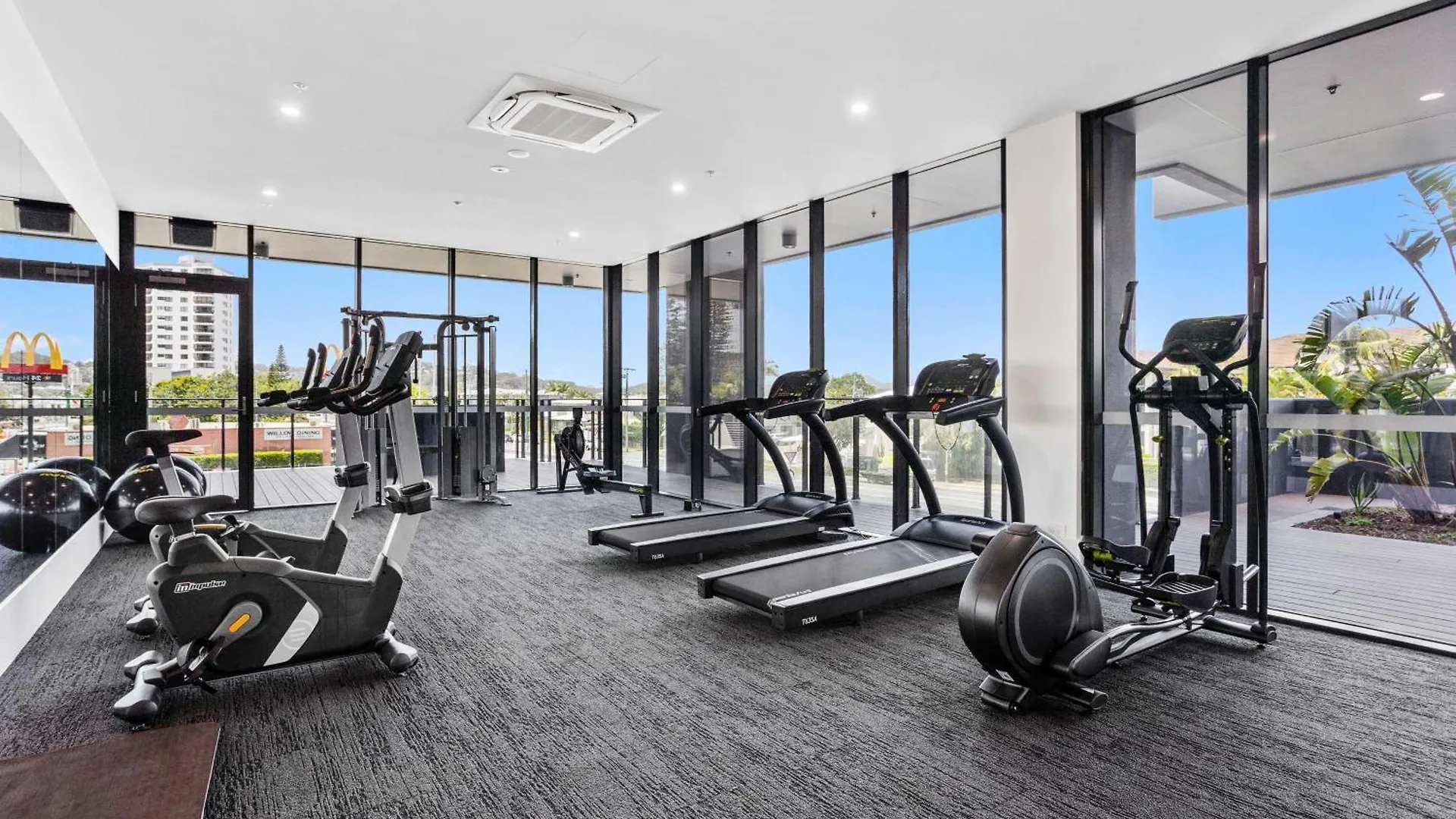 2 Bedroom Luxury In Burleigh Heads! Guldkusten